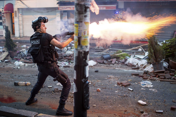 Polizei räumt das Protestlager am Taksim-Platz in Istanbul